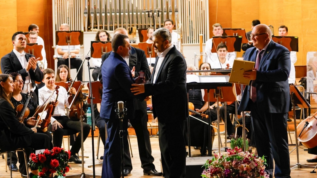 Кметът Пенчо Милков удостои оперния певец Стоян Стоянджов със златна значка за 40 години творческа дейност