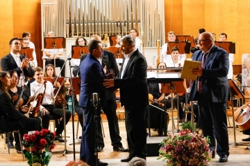 Кметът Пенчо Милков удостои оперния певец Стоян Стоянджов със златна значка за 40 години творческа дейност