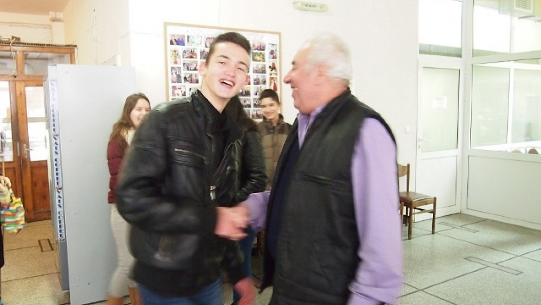 Клуб „Младежки парламент“ посети дом за стари хора