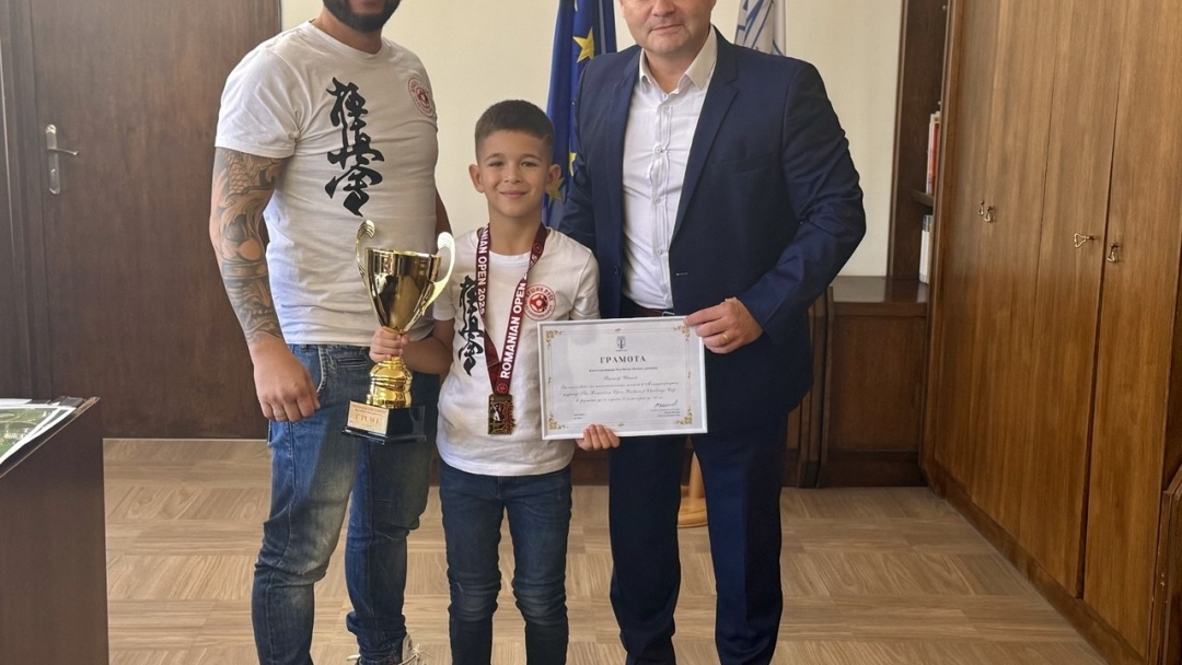 Mayor Pencho Milkov awarded the young karatekas from the "Bushin" Sports Club for their triumph in Bucharest