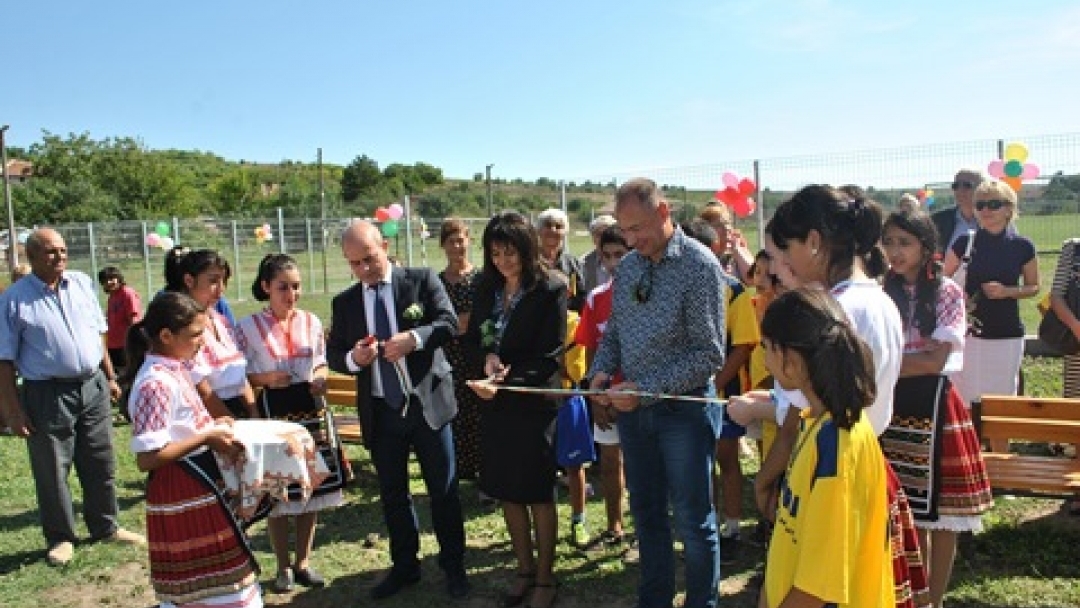 Пламен Стоилов и Венета Недева откриха спортна и детска площадка в Хотанца