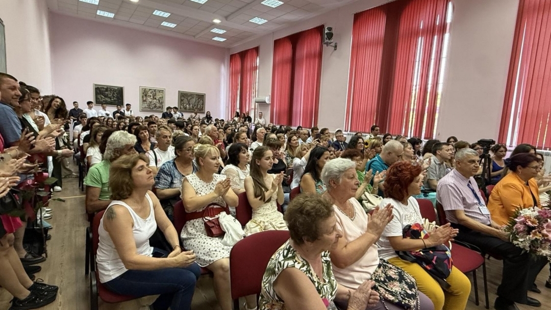 104 зрелостници получиха дипломите си в Английската гимназия в Русе