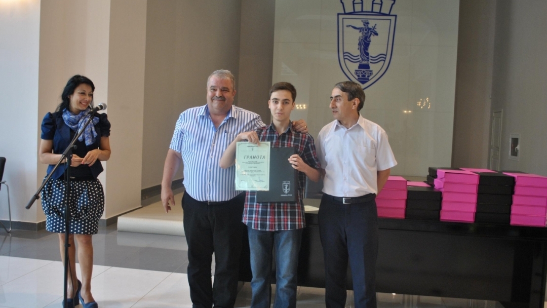 Наградиха 44 русенски отличници