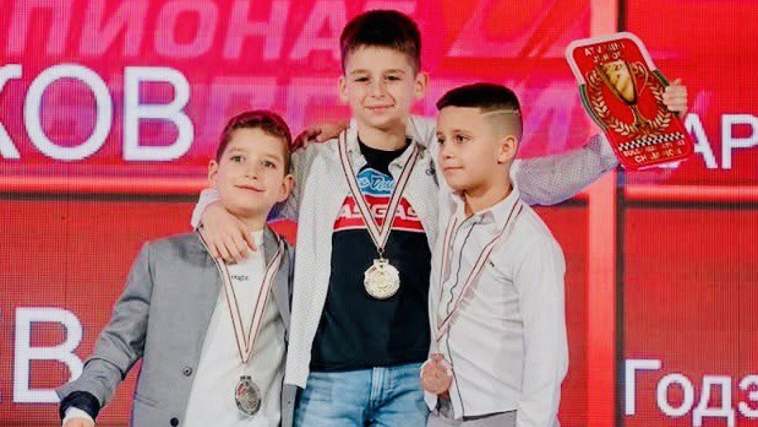 Кметът Пенчо Милков отличи младите състезатели по мотокрос Филип Кашов и Владиян Цветков