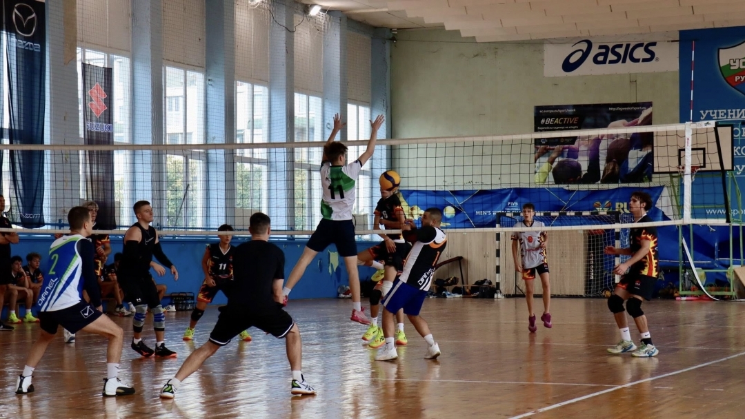 Зала „Ялта“ в Русе бе арена на двудневната волейболна надпревара „За купата на кмета“