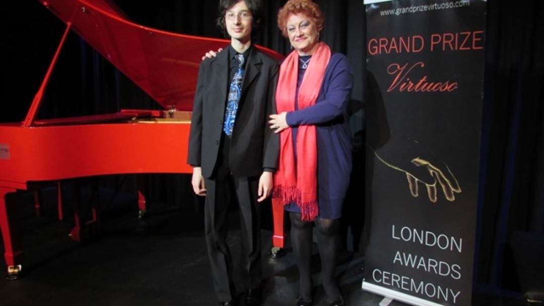 Млад русенец свири на рояла на Елтън Джон в Лондон