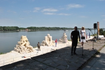 Кметът на Община Русе Пламен Стоилов получи ключа от първата алея на киното в Русе