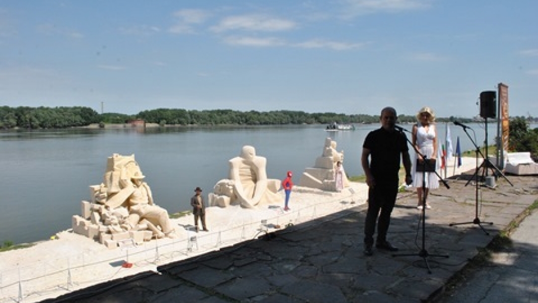 Кметът на Община Русе Пламен Стоилов получи ключа от първата алея на киното в Русе