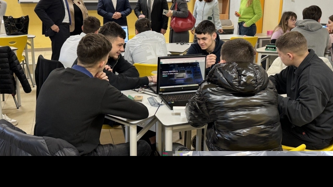 Ученици от ПГИУ „Елиас Канети“ представиха иновативни бизнес идеи пред министъра на образованието и кмета на Русе