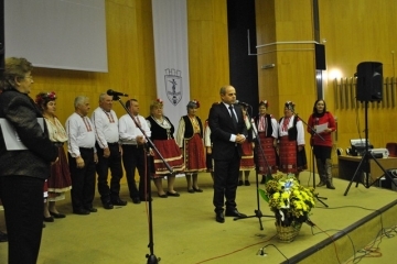 Кметът Пламен Стоилов приветства хората от третата възраст по време на откриването на Коледен концерт-изложба