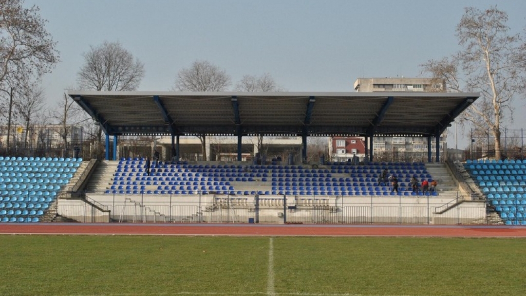 Монтират нови седалки на ВИП сектора на Градския стадион в Русе
