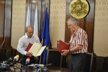 Оригиналният договор за побратимяване със Сент Уан беше дарен днес на Община Русе