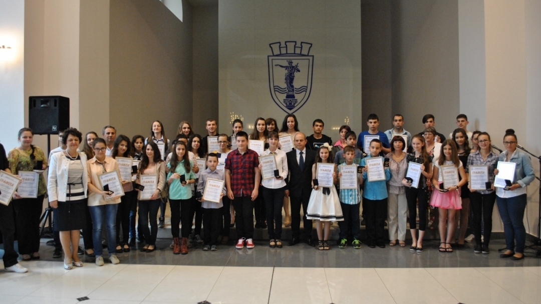 Кметът Пламен Стоилов награди отличници и даровити деца