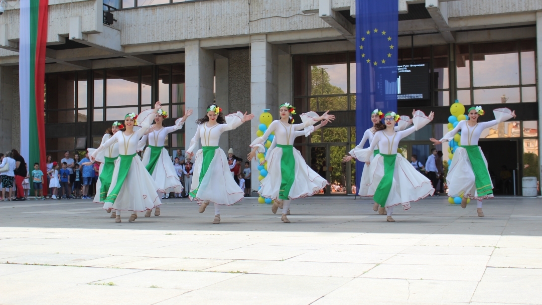 С традиционно шествие и празничен концерт-спектакъл русенци посрещнаха 24 май