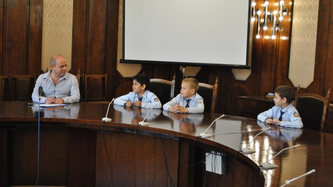 Русенски второкласници споделиха мечтите си за Русе с кмета Пламен Стоилов 