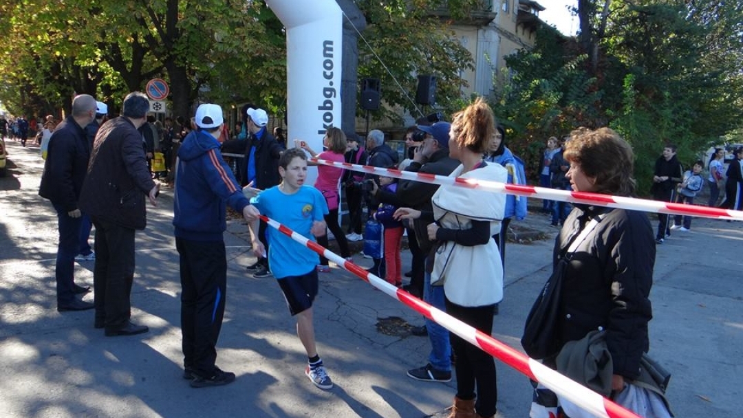 Над 220 деца и младежи мериха сили на традиционния крос „Баба Тонка”
