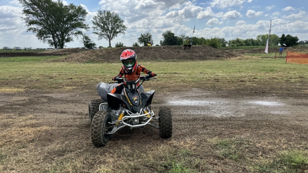 40-метрови скокове и скоростни битки завладяха  полигона  Godzilla MX Track в Сандрово