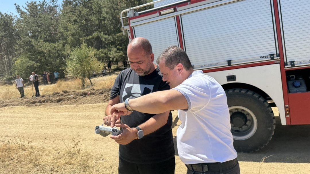 Критичната ситуация с пожара в с. Николово е овладяна, продължава гасенето в отделни участъци