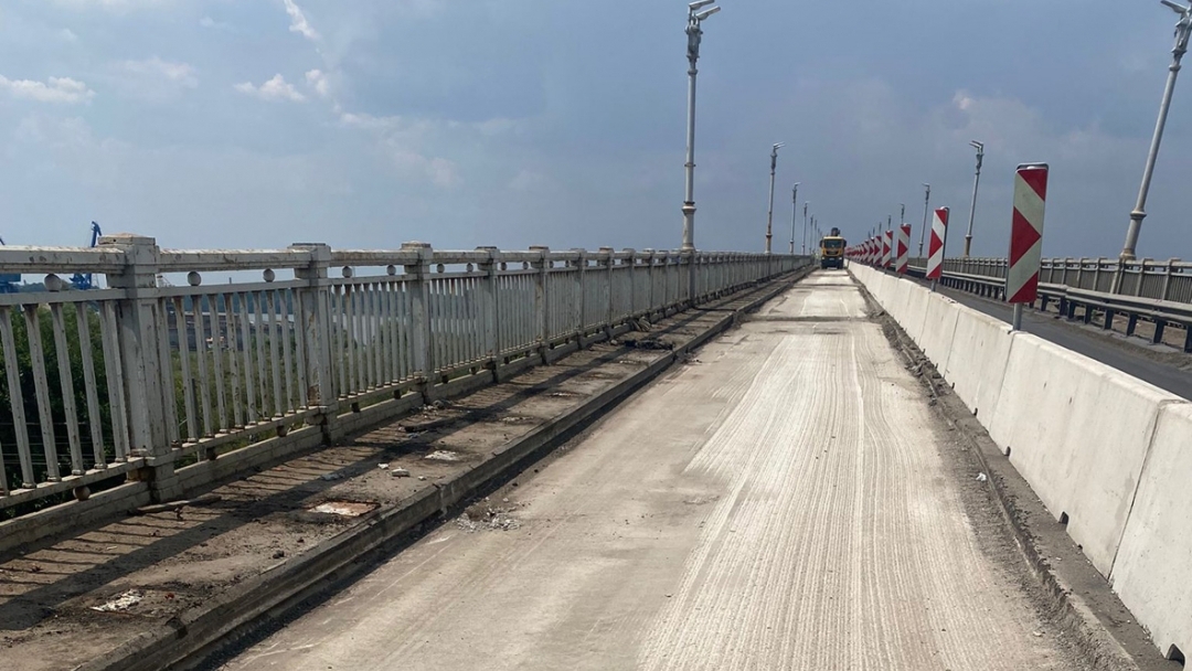 АПИ: Премахнат е асфалтът и оградите в първия участък от ремонта на Дунав мост при Русе