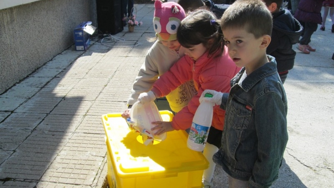 Урок за разделното събиране на отпадъците в ЦДГ „Червената шапчица”
