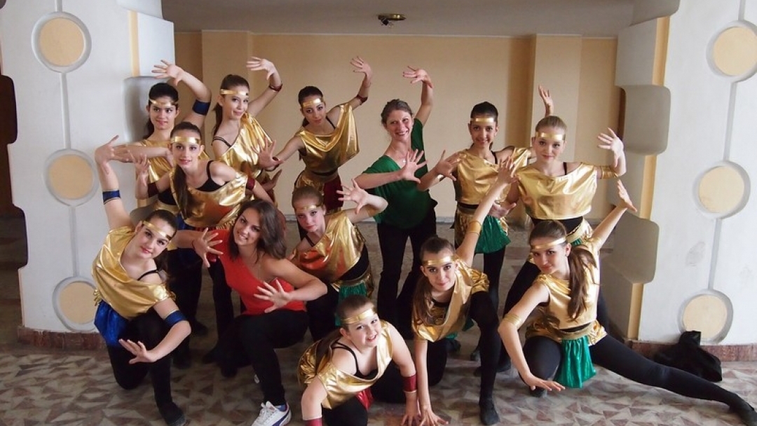 Танцово студио „Импулс“ и танцова група „Capstars” към Общински младежки дом обраха наградите на Шестото издание  на танцовият конкурс „Flashdance” в град Каракал, Ръмъния