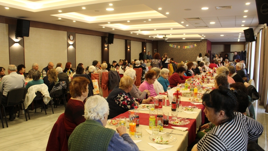 Пенсионерските клубове „Дружба“ и „Калина“ почетоха заедно Деня на християнското семейство