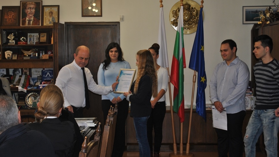 Кметът Пламен Стоилов връчи сертификати на студенти за успешно проведен стаж в Общината