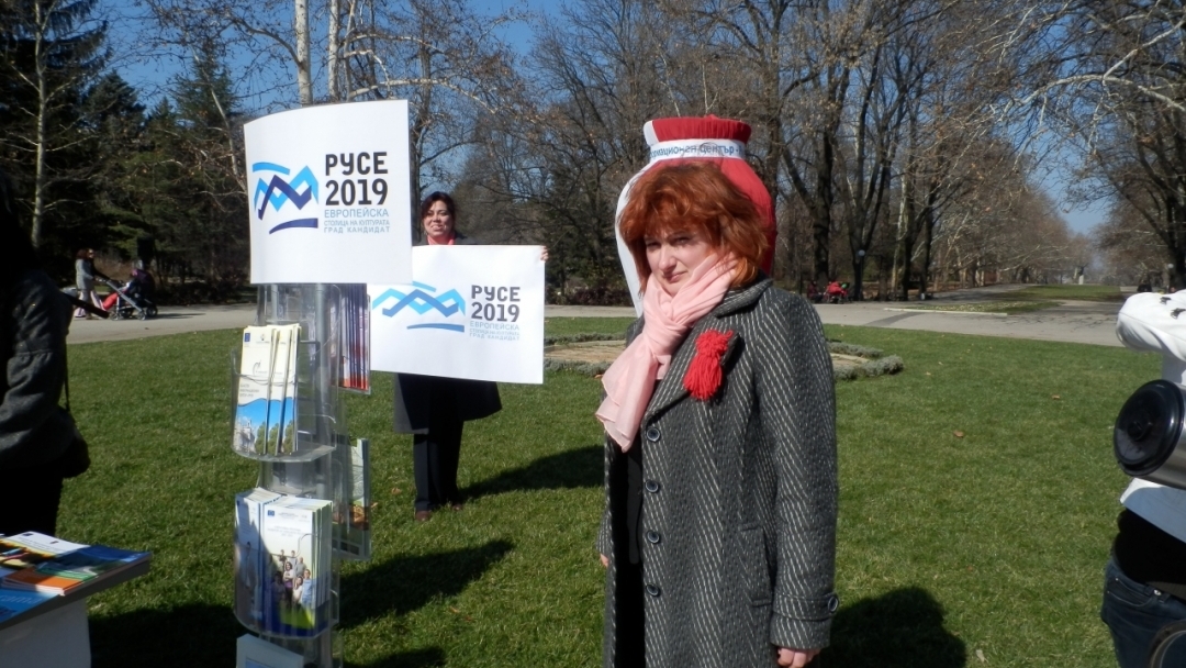 Вазата в Парка на младежта се превърна в гигантска мартеница