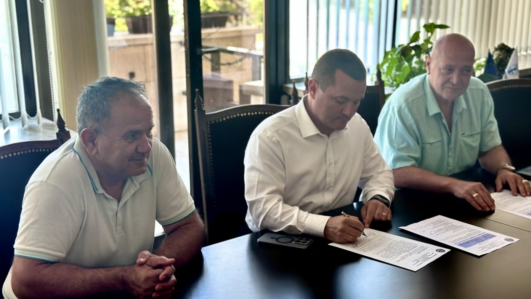   Пенчо Милков прие дарение от Националната асоциация на доброволците за справяне с пожари