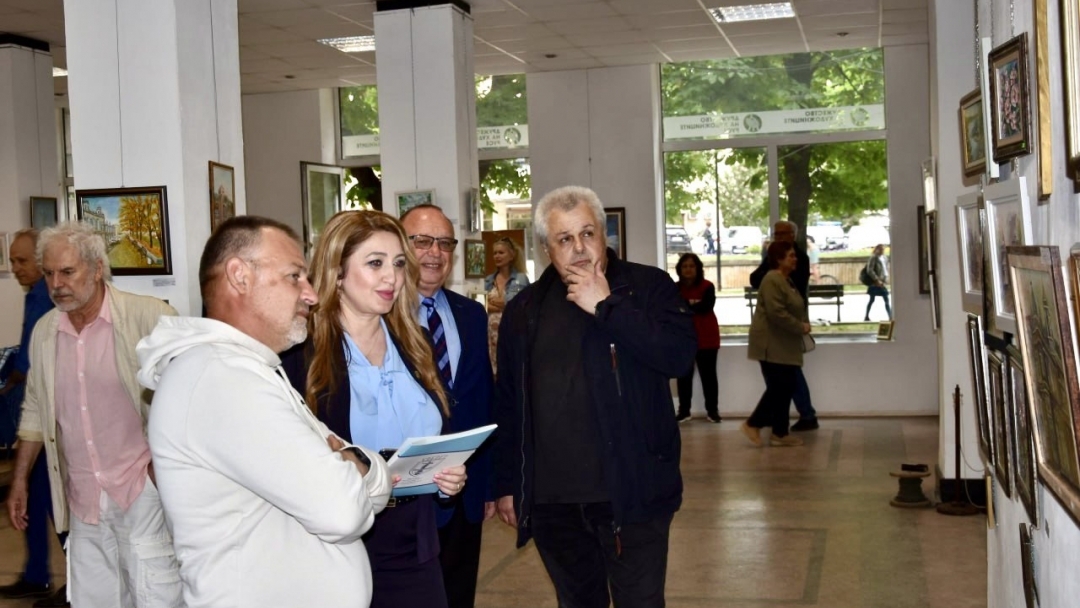 Русенски художници представиха града в изложба по повод 6 май