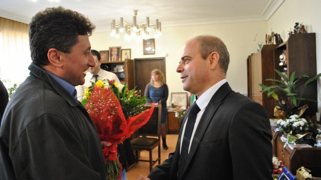 Златна рибка и шерифска значка за рождения ден на кмета Пламен Стоилов 