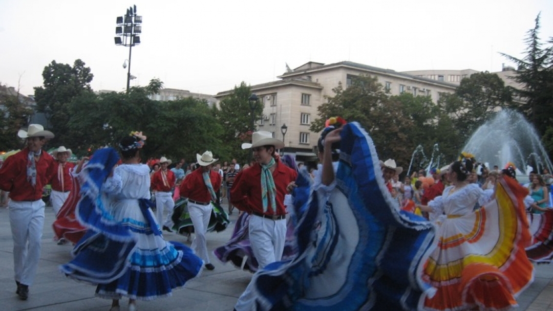 Мексикански фолклорни танци и латино ритми завладяха Русе