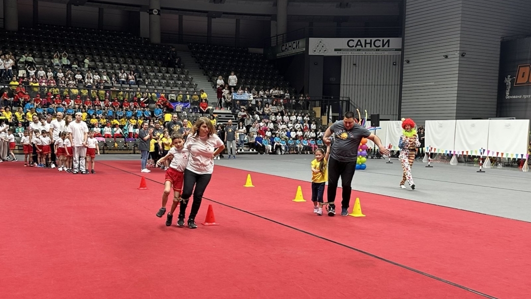 Близо 400 деца от 18 детски градини се състезаваха и забавляваха на спортен празник в „Арена Русе“