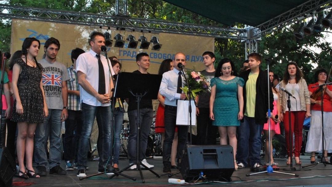 Кметът Пламен Стоилов връчи Награда за иновации на преподавател по информатика