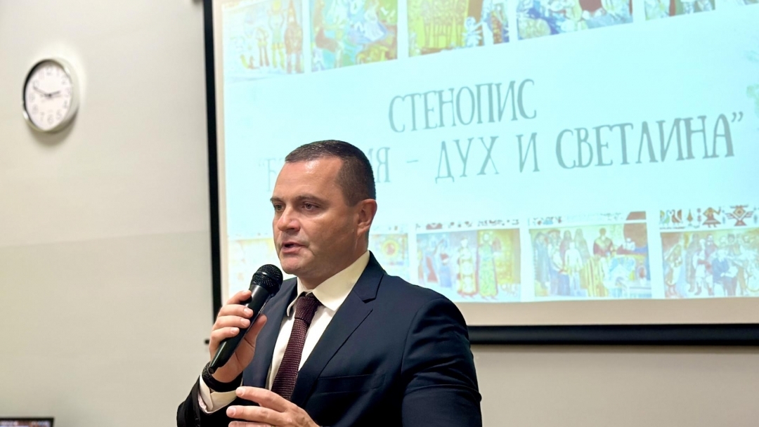 Учителката Галина Панова превърна коридор в Дойче шуле в художествен разказ за българския дух
