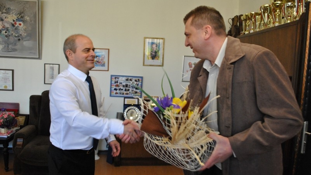 Златна рибка и шерифска значка за рождения ден на кмета Пламен Стоилов 