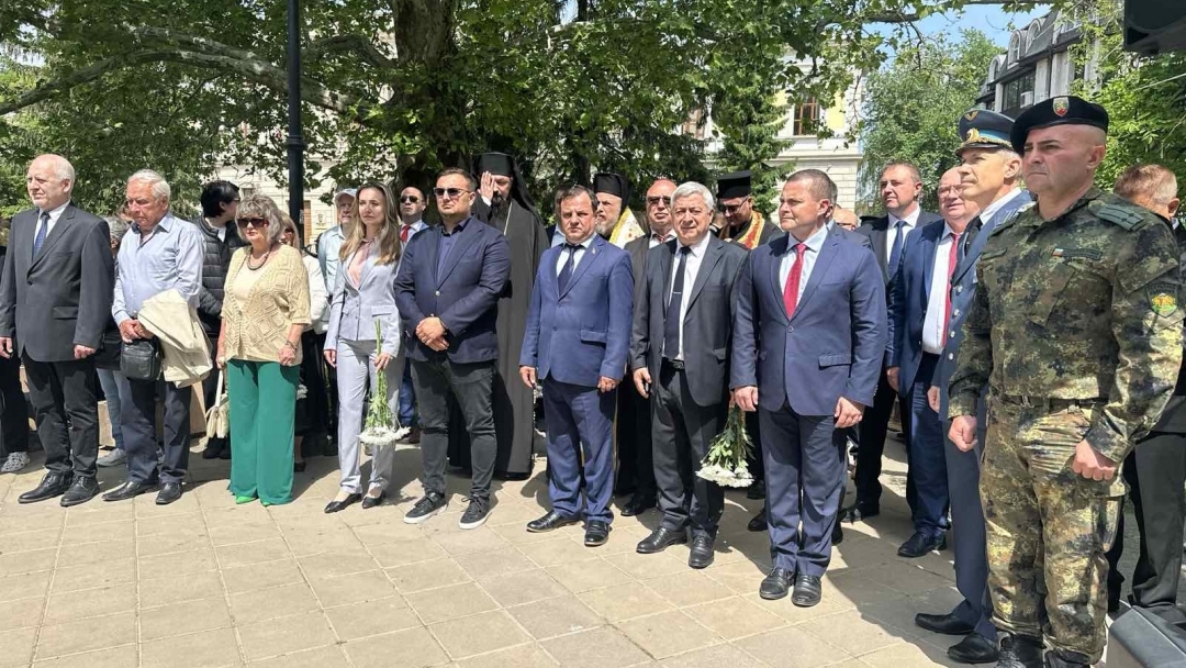 С тържествена церемония и благодарствен молебен бе отбелязан Празникът на Русе