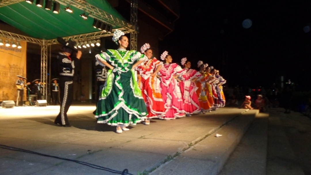 Мексикански фолклорни танци и латино ритми завладяха Русе