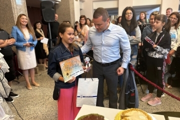 12-годишната Александра Барбова грабна наградата на кмета със своята торта Гараш с бял шоколад