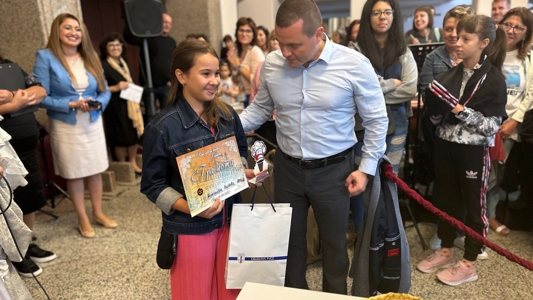 12-годишната Александра Барбова грабна наградата на кмета със своята торта Гараш с бял шоколад