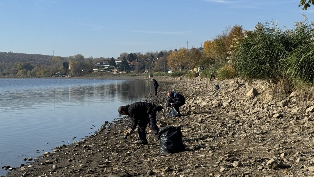 Десетки русенци се включиха в доброволческата акция за почистване на язовира в Николово