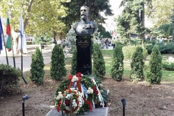 President Iliana Iotova and Mayor Pencho Milkov unveiled a bust-monument of Prince Alexander I in Ruse.