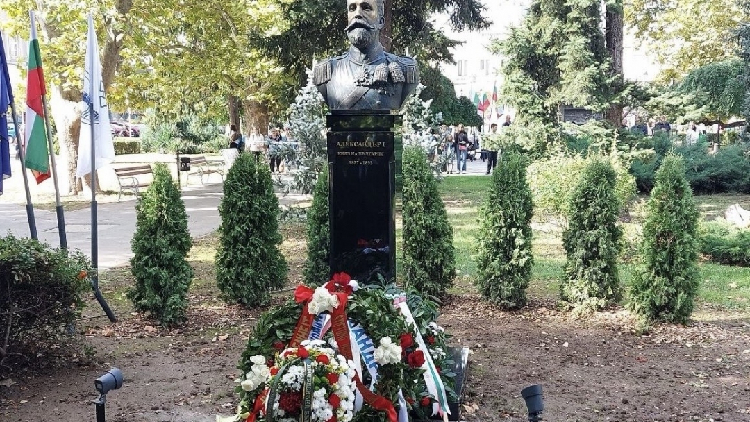 Президентът Илияна Йотова и кметът Пенчо Милков откриха в Русе бюст-паметник на княз Александър I