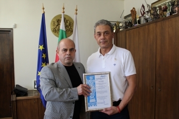 Кметът Пламен Стоилов връчи златна значка "Русе" на Петър Петров от СКТМ "Дунав" Русе