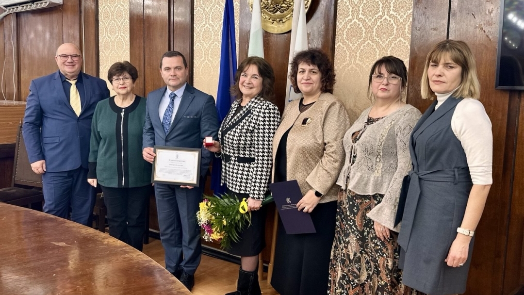 Кметът Пенчо Милков удостои с почетна значка „Русе“ дългогодишния музикален педагог Мария Плачкова