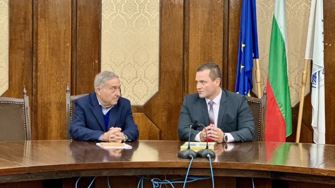 Кметът Пенчо Милков отличи Хачик Лебикян със златна значка за приноса му към културния и обществен живот на Русе