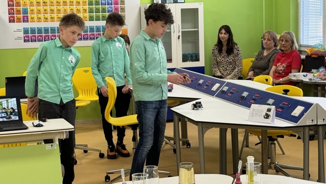 В ОУ „Васил Априлов“ откриха модерен STEM кабинет по природни науки в Деня на Земята