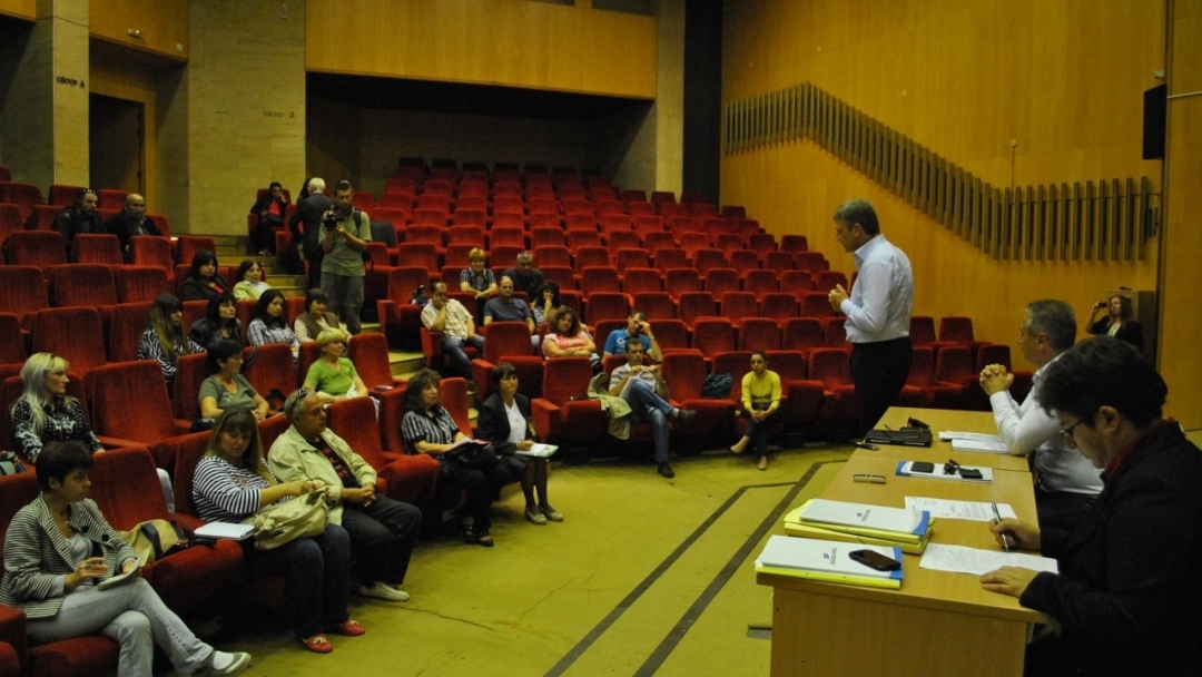 Ръководството на ЕНЕРГО-ПРО и живеещи в АОНСУ се срещнаха по инициатива на кмета Пламен Стоилов 