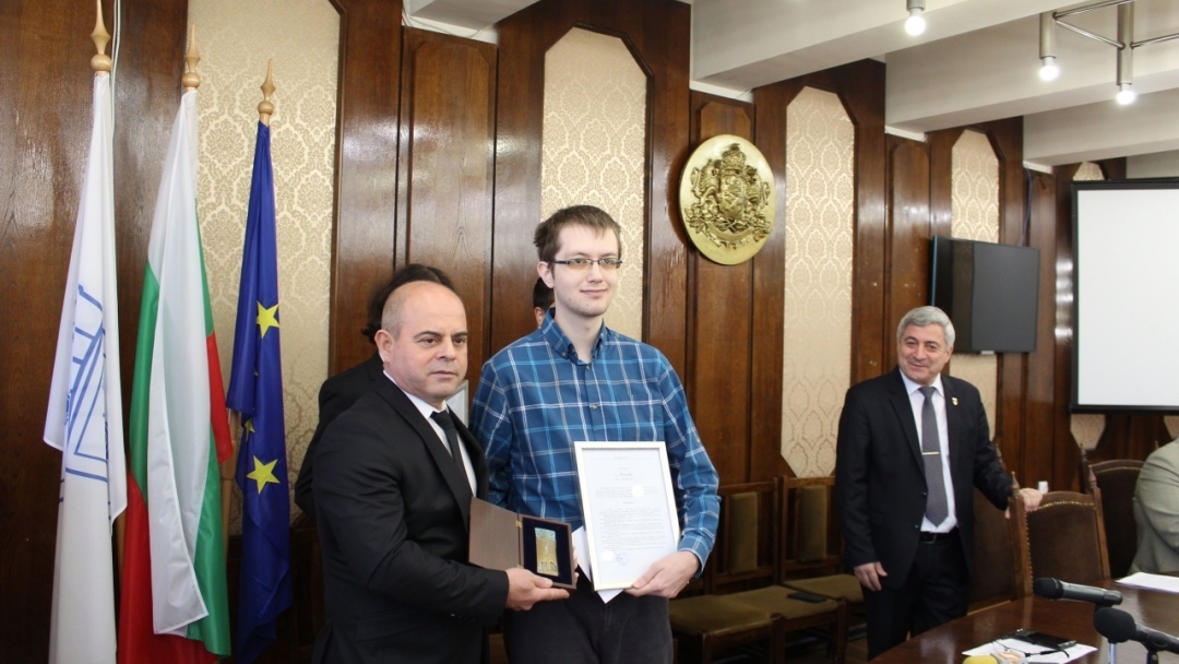 Кметът Пламен Стоилов отличи трима млади русенци с награда "Русе - 21.век"