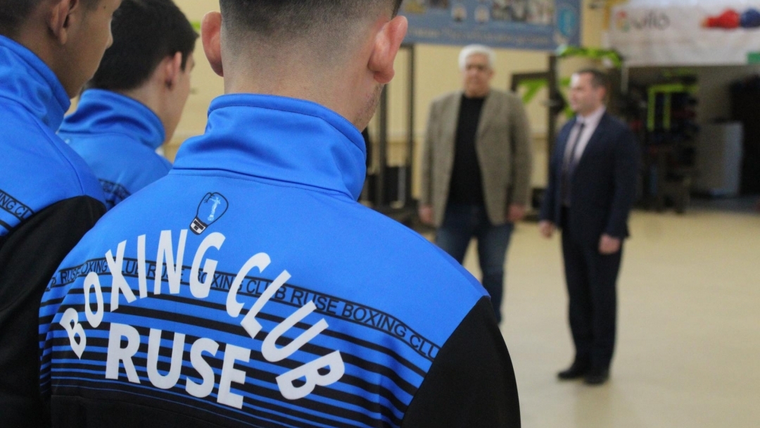 Ruse Boxing Club awarded Mayor Pencho Milkov for the municipal support in 2022.